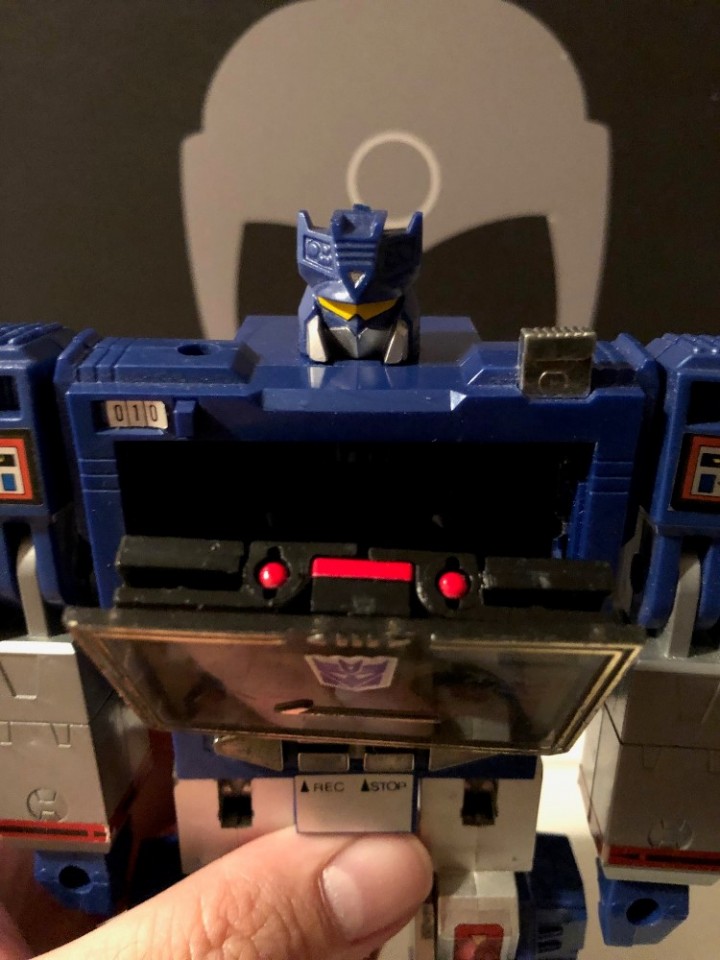 eBlueJay: S7 Vintage G1 Soundwave with broken Laserbeak